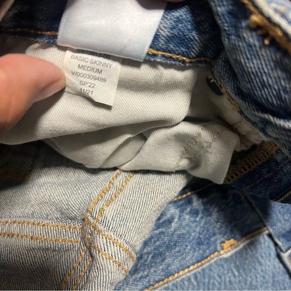 Old Navy Men’ 32x30 Basic Skinny Built In Flex Medium Wash Distressed Jeans NWT - Picture 13 of 14